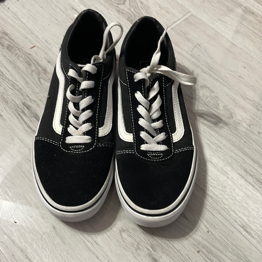 Youth classic black and white Vans